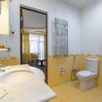 سرویس بهداشتی و حمام اتاق های هتل آناتولیا باکو
