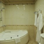 سرویس بهداشتی و حمام اتاق های هتل گنجعلی پلازا باکو