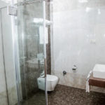 سرویس بهداشتی و حمام در اتاق های هتل جی ام سیتی باکو