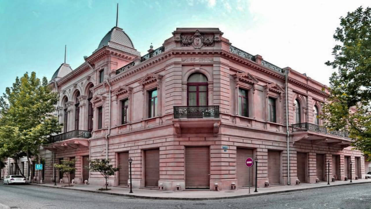 تصویری از ساختمان موزه تاریخ آذربایجان