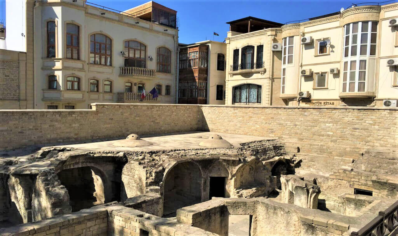 تصویری از شهر قدیمی و حمام های قدیمی باکو
