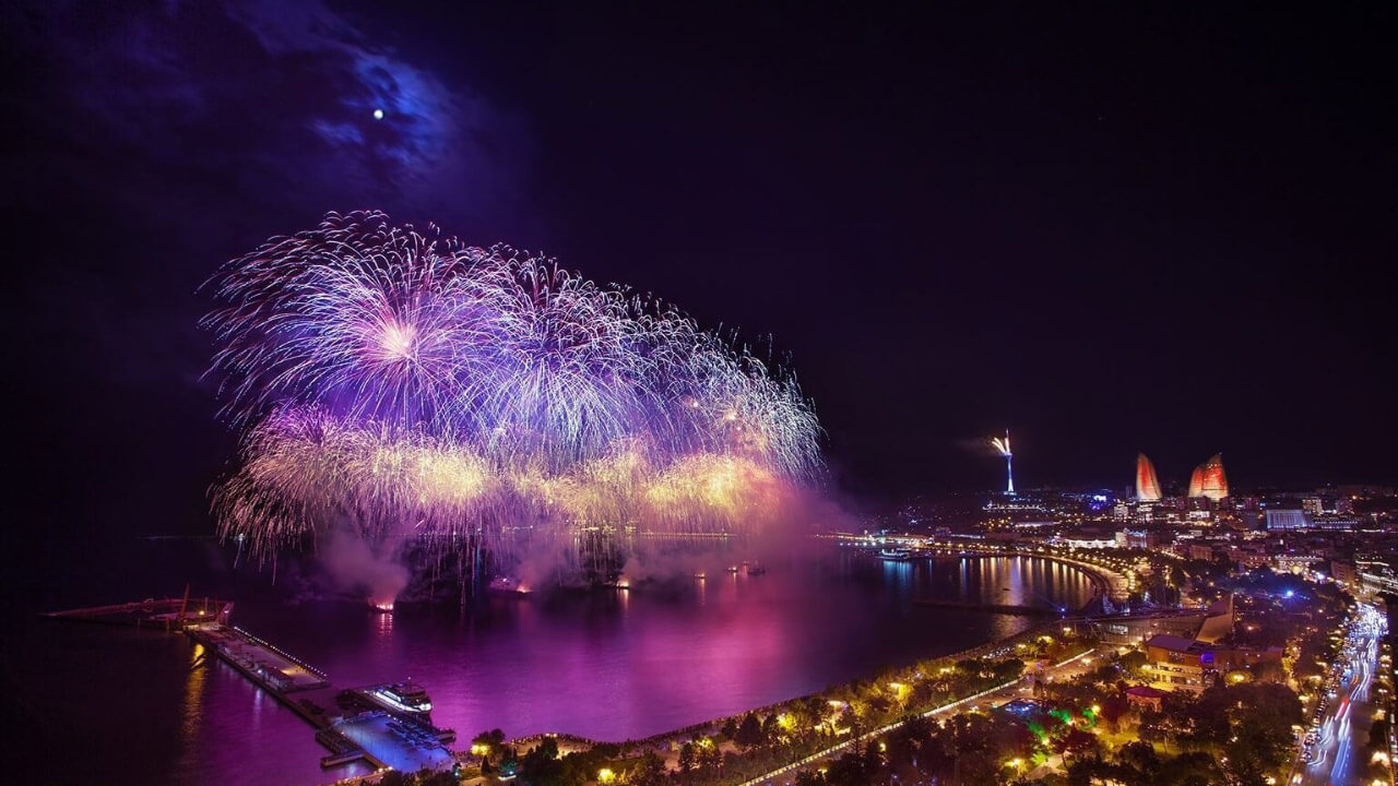 آتش بازی سال نو در باکو در بهترین زمان سفر به آذربایجان