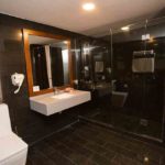 سرویس بهداشتی و حمام اتاق های هتل داوینچی باکو