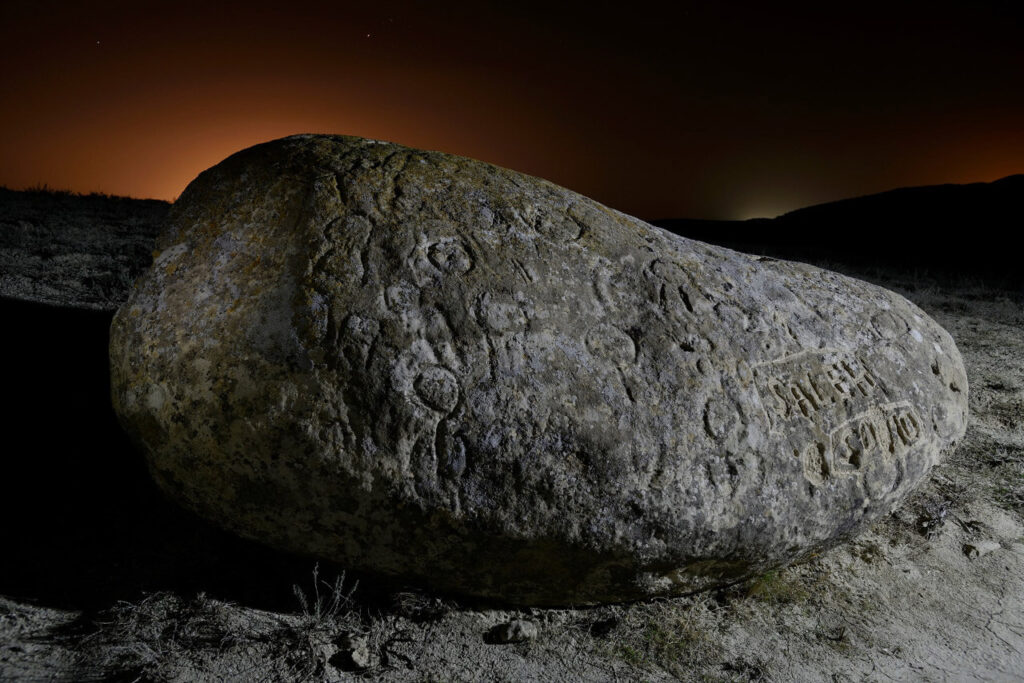 تصویری از حکاکی های باستانی در پارک ملی قوبوستان