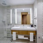سرویس بهداشتی و حمام اتاق های هتل هالیدی این باکو