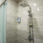 دوش در حمام اتاق های هتل جیره باکو