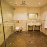 سرویس بهداشتی و حمام در اتاق هتل سافیر سیتی باکو