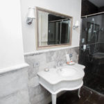 سرویس بهداشتی و حمام در اتاق هتل سافیر سیتی باکو