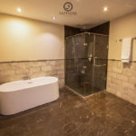 حمام دارای وان در هتل سافیر سیتی باکو