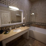 حمام و سرویس بهداشتی در هتل دیوان اکسپرس باکو