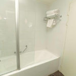 حمام در اتاق هتل رویال گاردن باکو