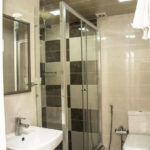 سرویس بهداشتی و حمام در اتاق های هتل سون بوتیک باکو