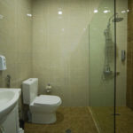 سرویس بهداشتی و حمام در اتاق های هتل سلام باکو