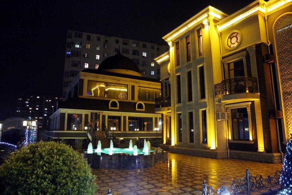 تصویری از ساختمان هتل مانور باکو