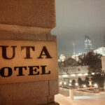 تصویری از تابلوی هتل بوتا باکو