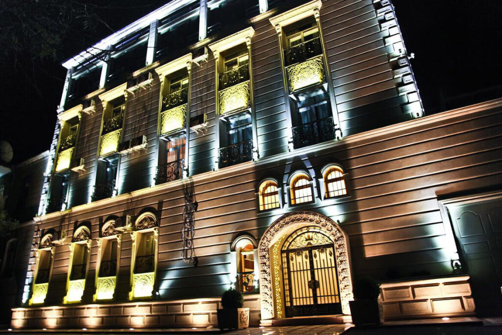 تصویری از ساختمان هتل ایست لجند باکو