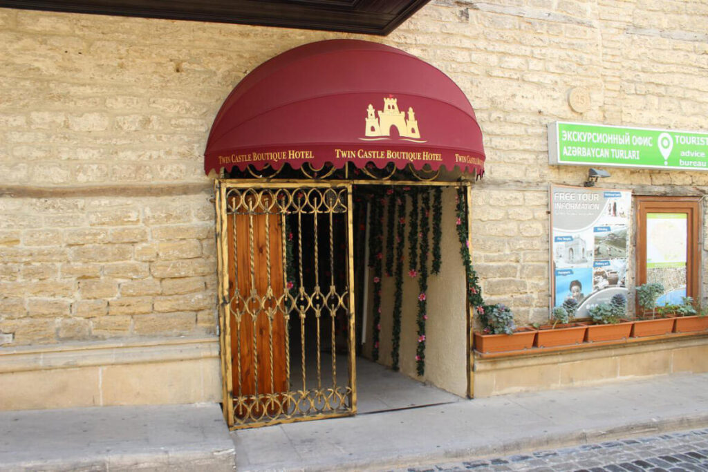 درب ورودی هتل توئین کستل بوتیک باکو