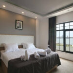 اتاق دابل هتل زمزم باکو با نمای دریا