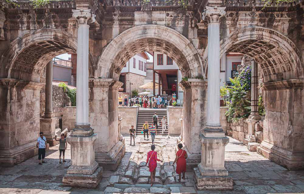 تصویری از دروازه هادریان در آنتالیا