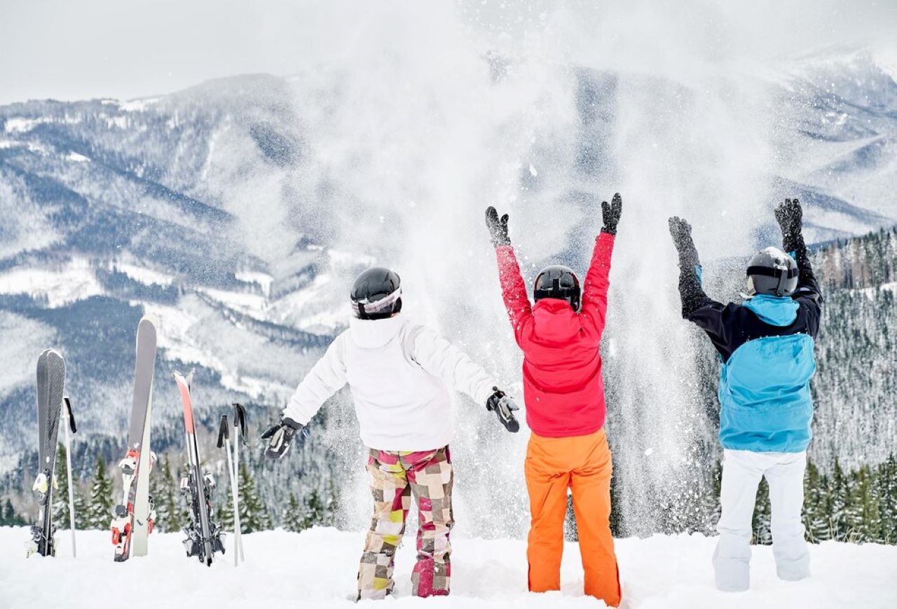 تصویری از چند شخص در پیست اسکی با تجهیزات اسکی