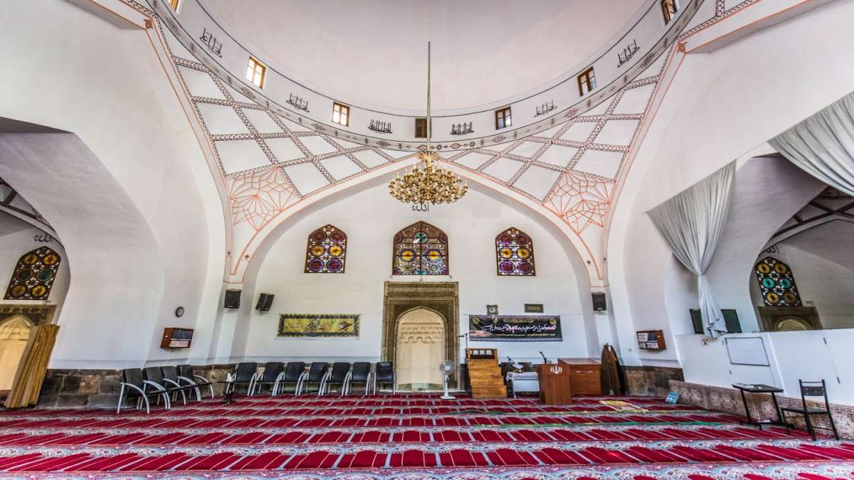 تصویری از داخل مسجد کبود ایروان