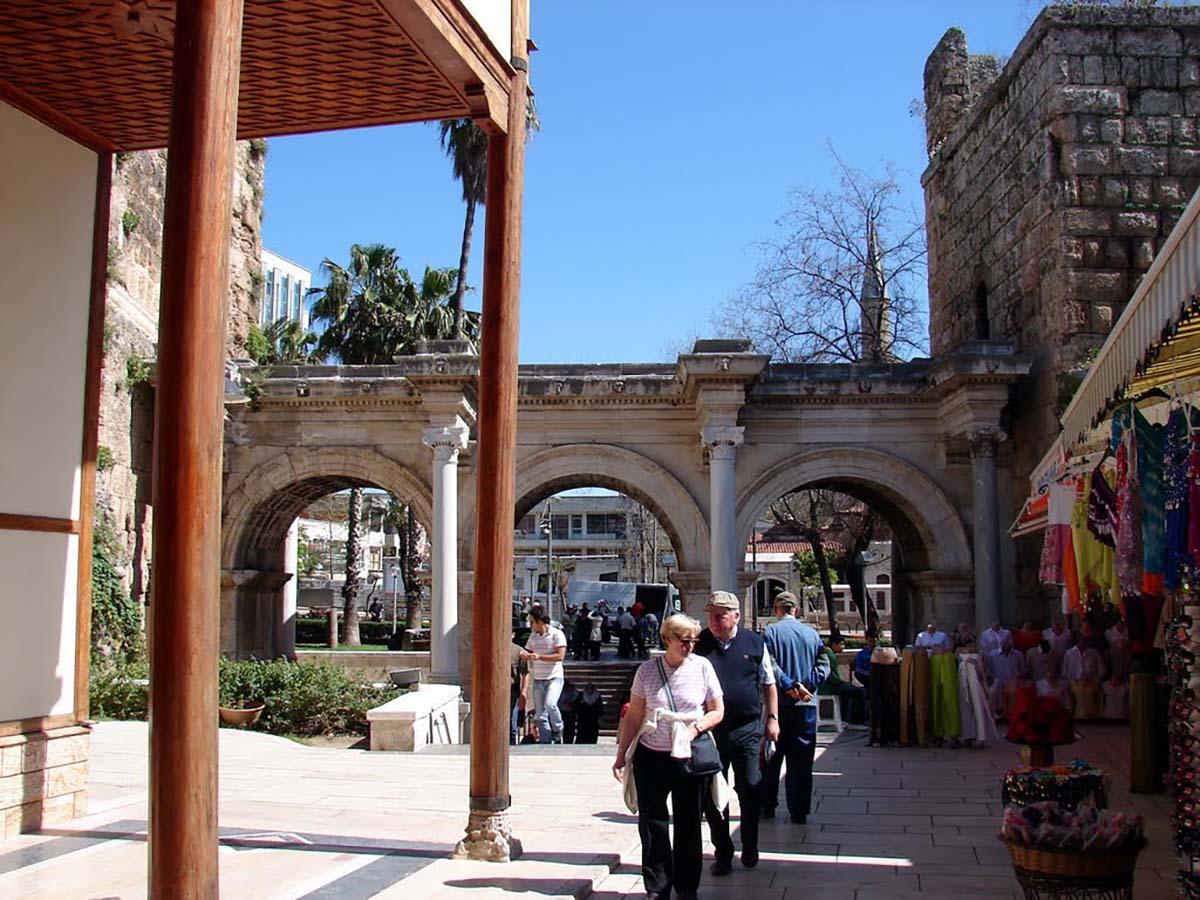 تصویری از اطراف دروازه هادریان و شهر قدیمی