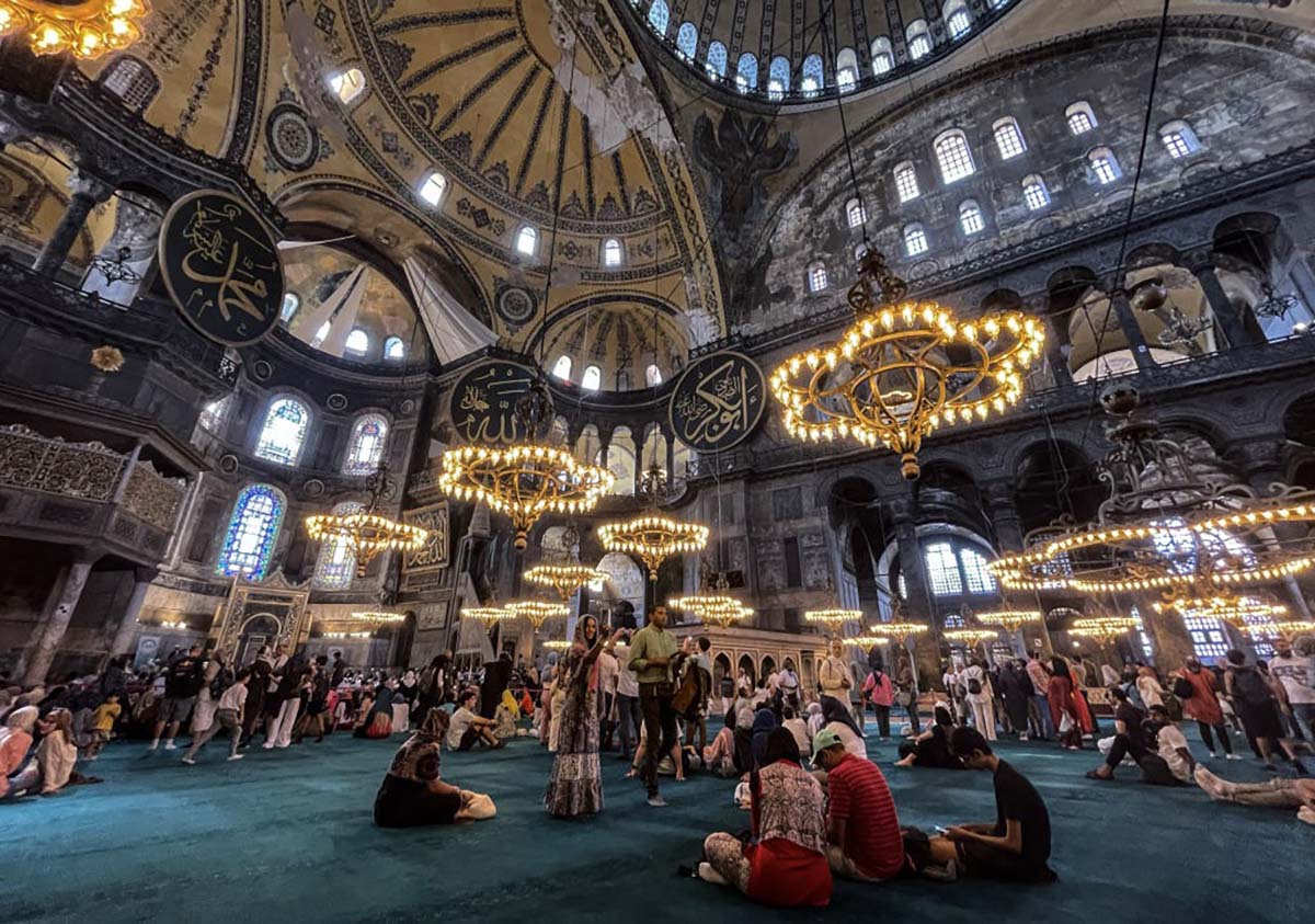 تصویری از داخل مسجد ایاصوفیا استانبول