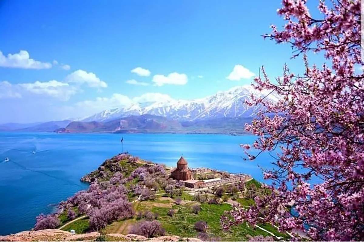 تصویری از دریاچه وان ترکیه