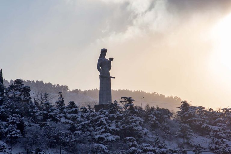 تصویری از مجسمه مادر تفلیس در دیدنی های گرجستان