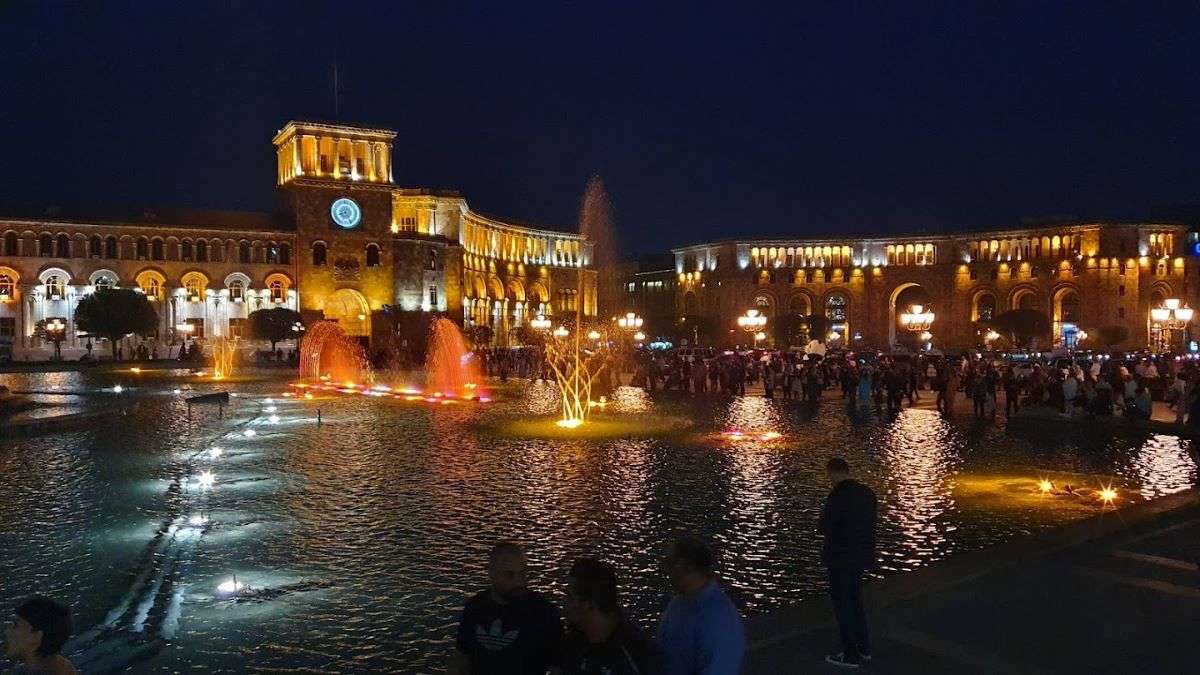 تصویری از میدان جمهوری ارمنستان در شب
