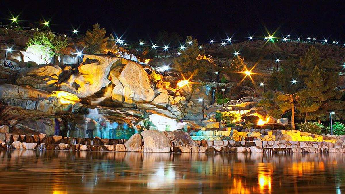 تصویری از کوه سنگی مشهد در شب