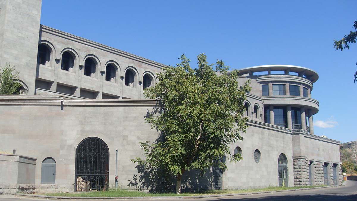 تصویری از ساختمان موزه ماتناداران ایروان