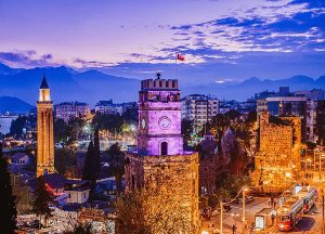 تصویری از برج ساعت آنتالیا در بین دیدنی های آنتالیا