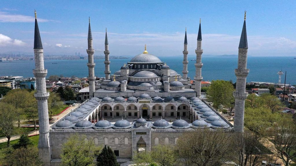 تصویر بالا از مسجد سلطان احمد استانبول