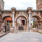 تصویری از دروازه هادریان در شهر قدیمی کالیچی