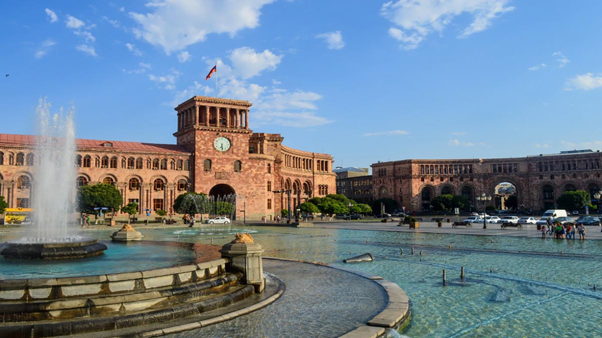 تصویری از میدان جمهوری ارمنستان در تابستان
