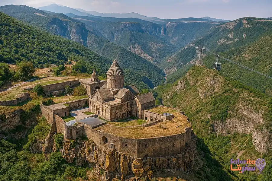 نمای هوایی از صومعه تاتو با تله‌کابین و مناظر کوهستانی اطراف