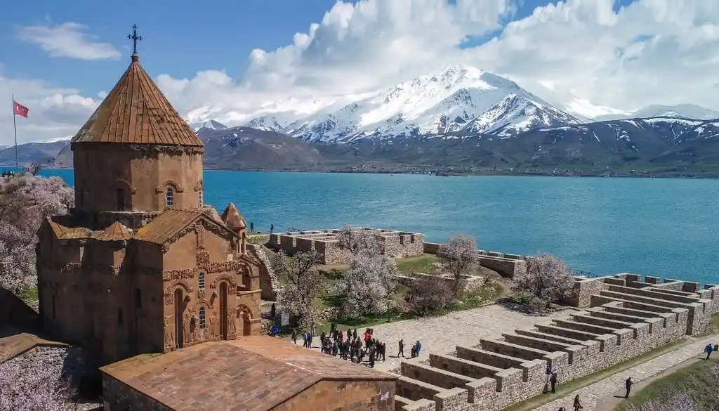 کلیسای آکدامار در دریاچه وان