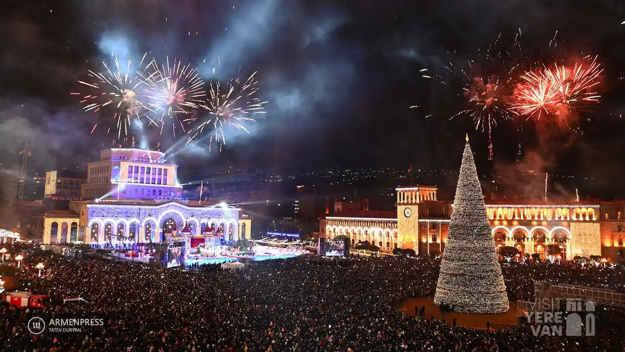 میدان جمهوری ایروان در کریسمس