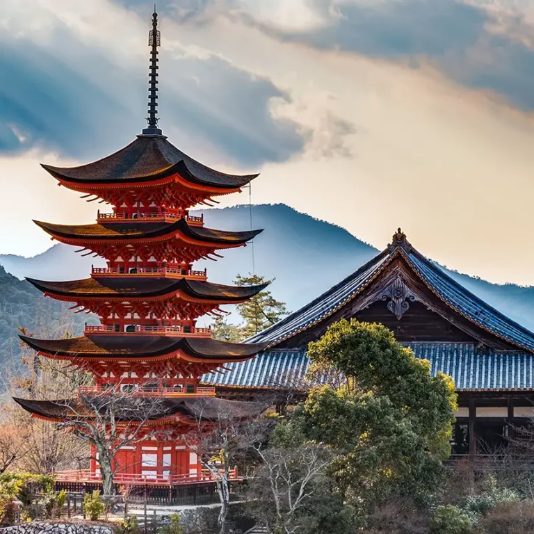 پاگودای سرخ را در تور ژاپن ببینید